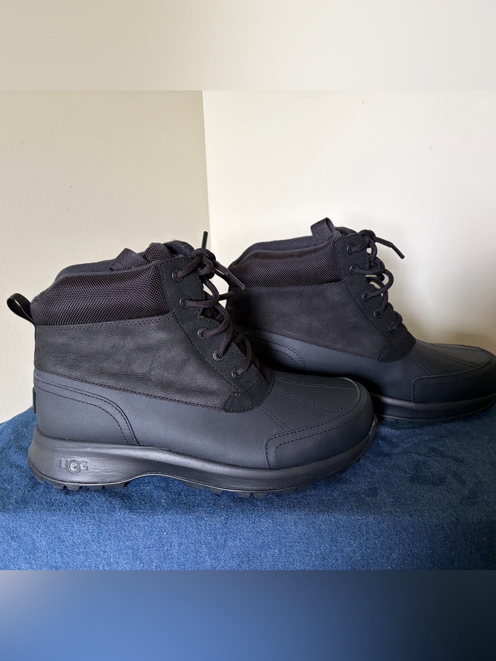 UGG Emmett Duck Boots Mens Size 10 Black Leather Waterproof Winter Snow boots